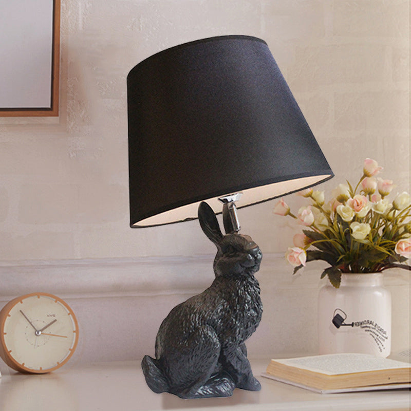 BunnyGlow – Speelse konijnenbureaulamp met conisch kapontwerp