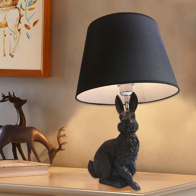 BunnyGlow – Speelse konijnenbureaulamp met conisch kapontwerp