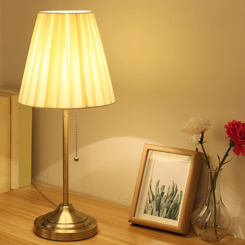 GlowCrest – Stijlvolle tafellamp met handige trekketting voor elke kamer