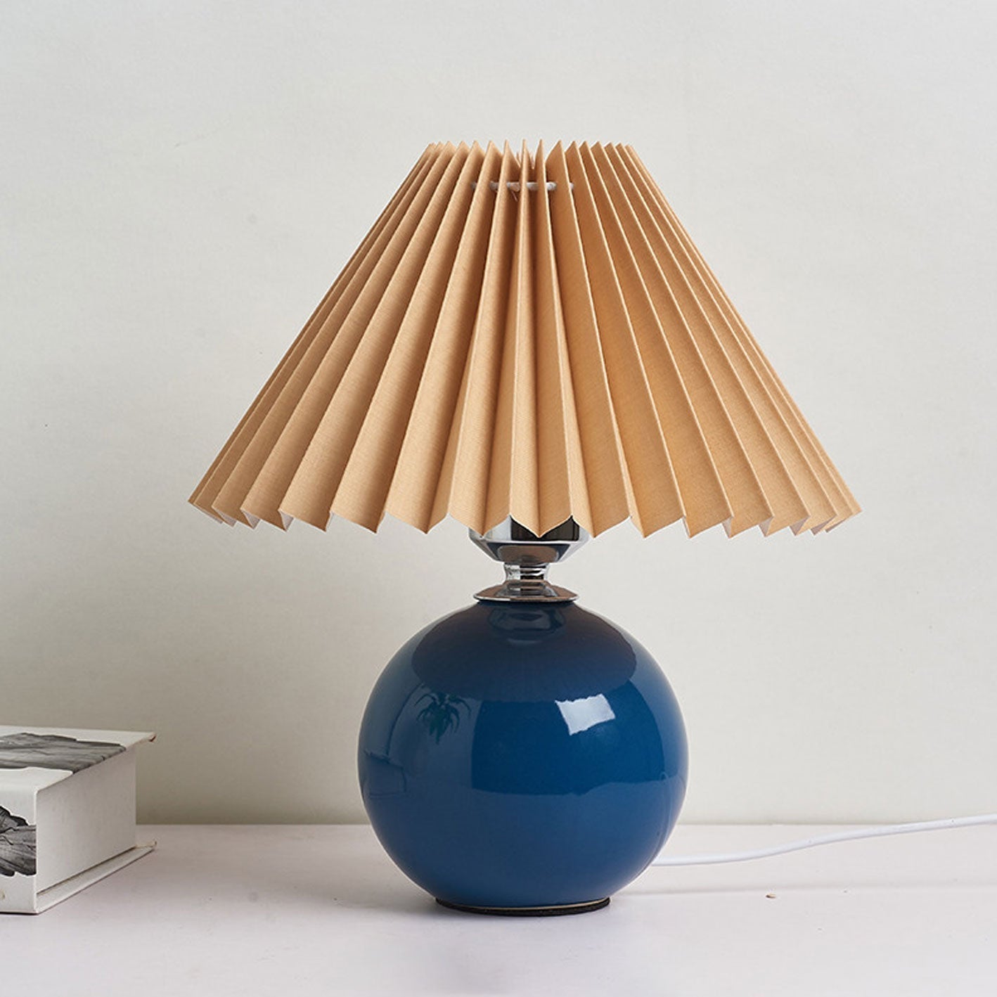 GlowNest - Decoratieve LED-tafellamp met zacht gloeiende geplooide kap en slanke voet