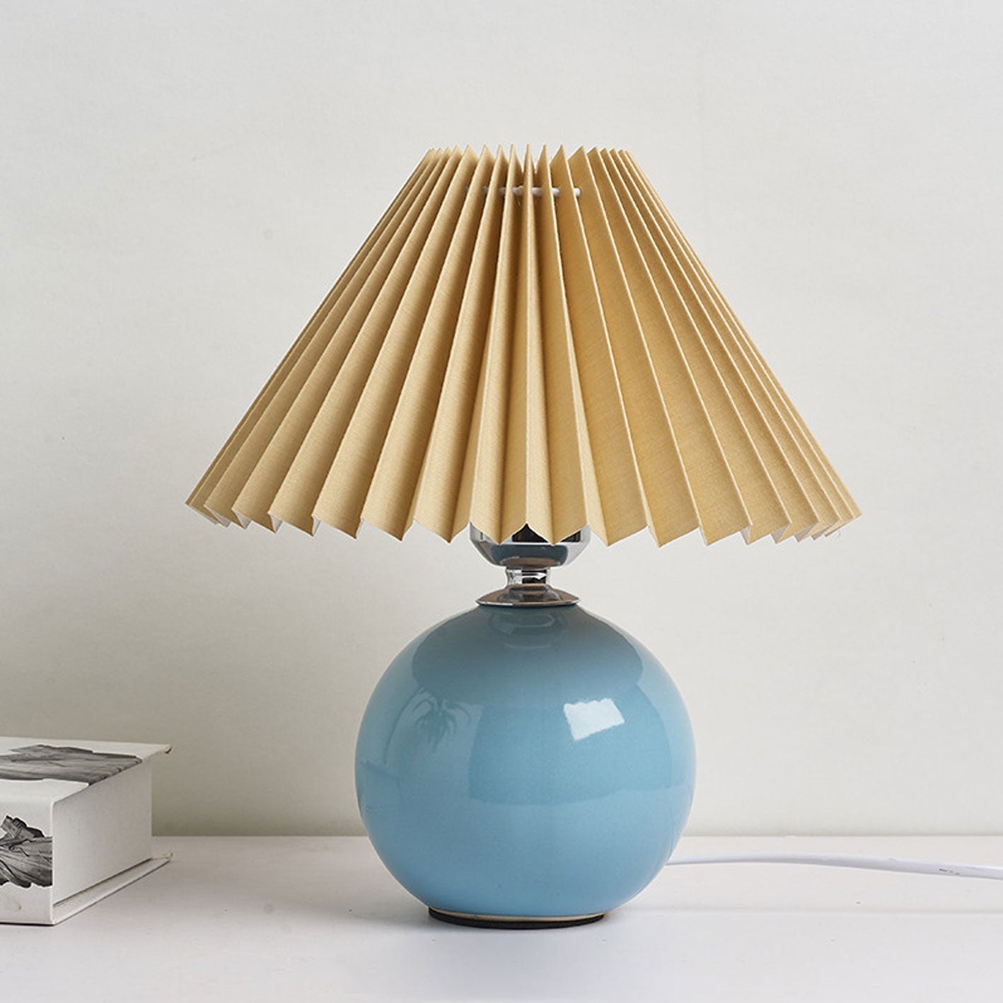 GlowNest - Decoratieve LED-tafellamp met zacht gloeiende geplooide kap en slanke voet