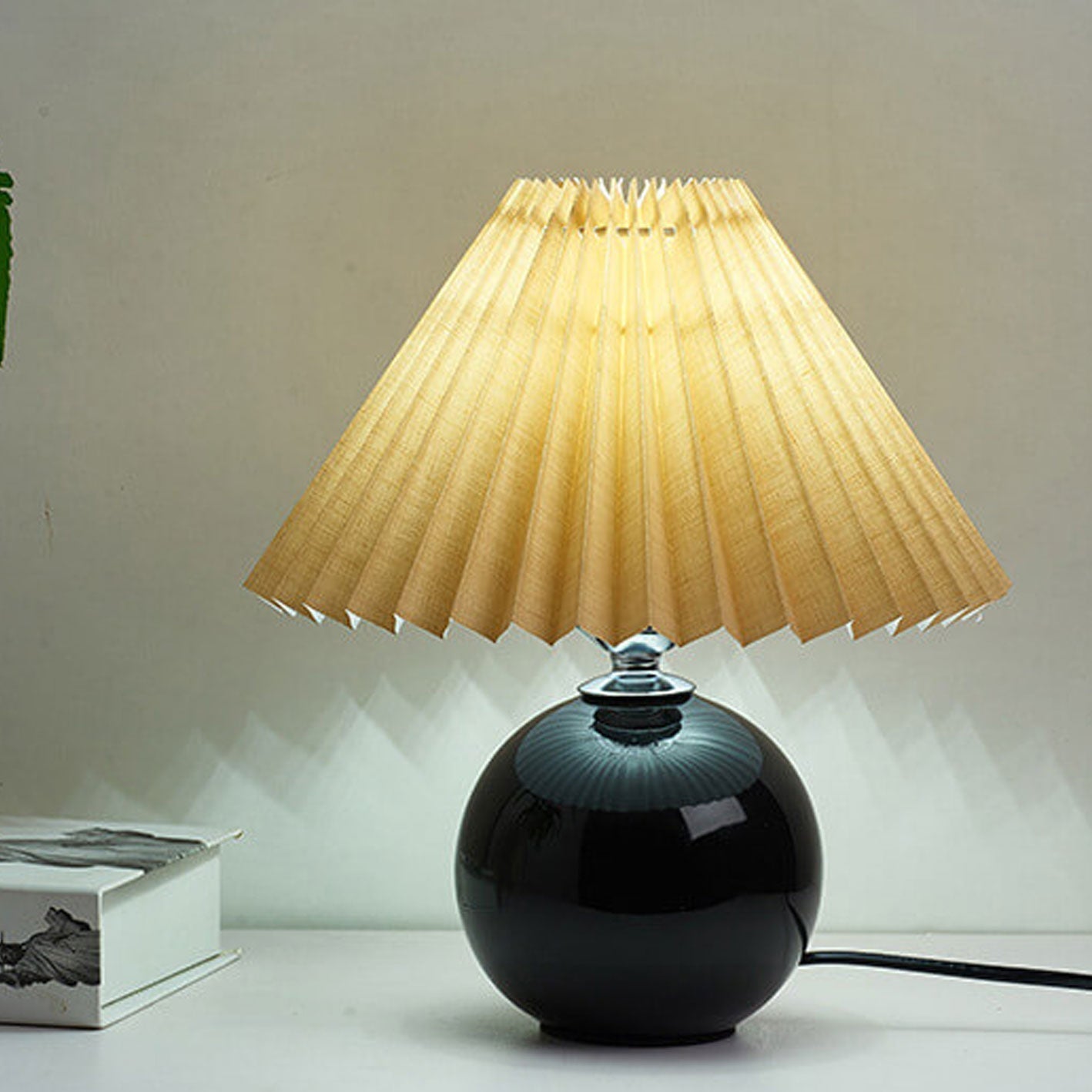 GlowNest - Decoratieve LED-tafellamp met zacht gloeiende geplooide kap en slanke voet