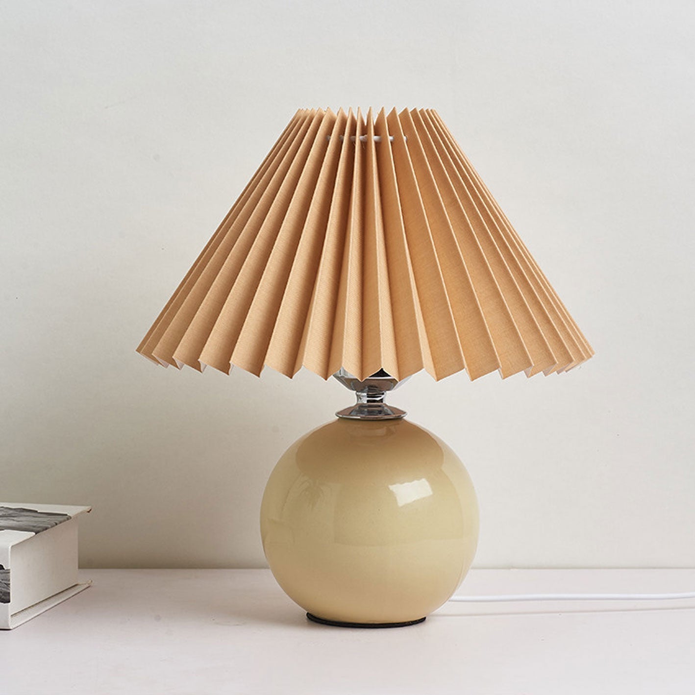 GlowNest - Decoratieve LED-tafellamp met zacht gloeiende geplooide kap en slanke voet